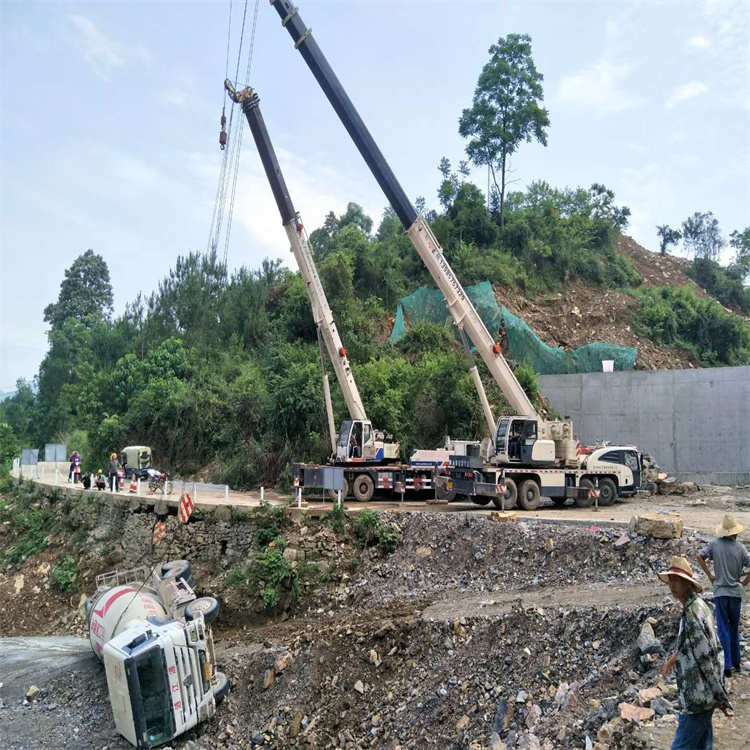 印江汽车掉沟里叫吊车救援要多少钱